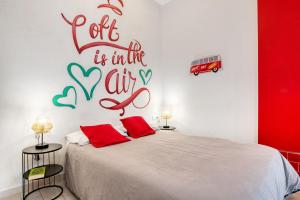 Un dormitorio con una cama con un cartel que lee, que está en el aire. en Loft Cabanyal en Valencia