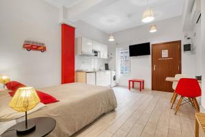 1 dormitorio con 1 cama grande y cocina en Loft Cabanyal en Valencia