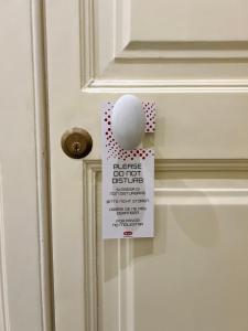 un cartello è attaccato ad una porta con una maniglia di Dimora Casanello a Lecce