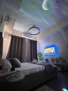 a bedroom with a large bed with a ceiling with stars at Grace Residences Elevate Escapes in Manila