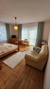 uma sala de estar com um sofá e uma cama em SIEDLISKO HARENDA BIESZCZADY em Czarna