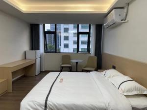 En eller flere senger på et rom på Weisu Service Apartment - Shenzhen Songpingshan Science and Technology Park Store