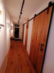 um corredor com uma porta de madeira num quarto em #HeimatLiebe em Imst