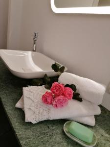 um balcão de casa de banho com duas toalhas e duas rosas em #HeimatLiebe em Imst