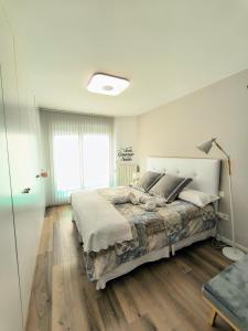 Llit o llits en una habitació de El Balcón del Ebro by Alogest- Vistas, piscina y con parking
