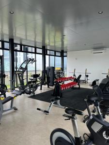ein Fitnessstudio mit vielen Laufbändern und Heimtrainern in der Unterkunft Unit B50-10 Pollux Habibie Luxury in Batam Center