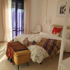 sypialnia z łóżkiem, krzesłem i oknem w obiekcie Apartamento Rural El Bandolero w mieście El Bosque
