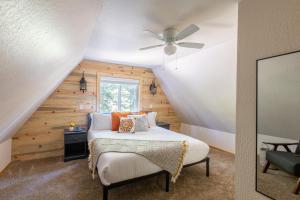 1 dormitorio con 1 cama y ventilador de techo en Sweet Pine by AvantStay Cozy Character Cottage in Tahoma, en Pomins