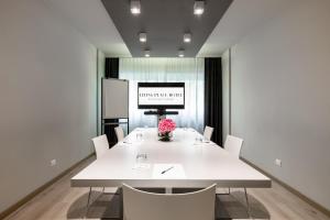 a conference room with a white table and chairs at Living Place Hotel in Villanova