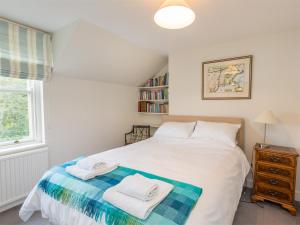1 dormitorio con 1 cama con toallas en 4 Bed in Ancrum CA035 en Saint Boswells