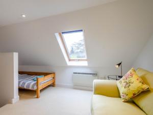 Pokój z kanapą, łóżkiem i oknem w obiekcie 3 Bed in Brodick 77585 w mieście Brodick