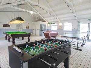 Habitación con 2 mesas de billar y pelotas de ping pong en 5 Bed in Mundesley 77609 en Mundesley