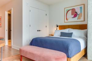 ein Schlafzimmer mit einem blauen Bett und einer rosa Bank in der Unterkunft Cedar Door by AvantStay Brand New Condo Room in Austin w Amazing Amenities in Austin + 10 Fotos