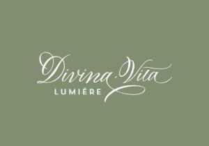 un cartello per un wine bar con le parole dana villa lumiere di Divina Vita Apartments a Varenna