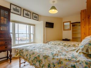 1 dormitorio con 2 camas y ventana en 2 Bed in Appledore 77915, en Appledore