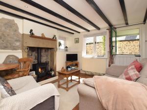 a living room with a couch and a fireplace at 1 Bed in Wirksworth 78309 in Wirksworth