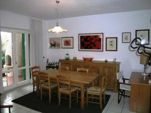 a dining room with a wooden table and chairs at Appartamento Bilocale Cod. 18 - Taunus Vacanze in Marcelli