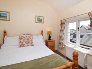a bedroom with a bed and a window at 1 Bed in Wirksworth 78309 in Wirksworth