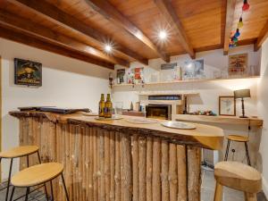 uma cozinha com um bar de madeira com bancos em 3 Bed in Kelso 76374 