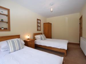 um quarto com 2 camas e lençóis brancos em 3 Bed in Kelso 76374 