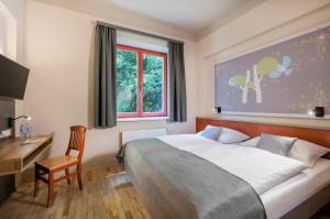 Łóżko lub łóżka w pokoju w obiekcie JUFA Hotel Mariazell