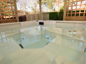 uma piscina de água numa casa em 3 Bed in Melrose 76698 em Galashiels