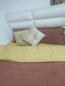 a bed with four pillows on top of it at 蟲鳴鳥叫 in Hsiao-p'ing-ting