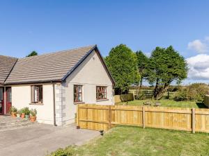 a small white house with a wooden fence at 1 Bed in Boscastle 79379 in Davidstow