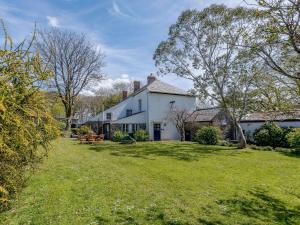 a large white house with a grass yard at 1 Bed in Bude 75045 in Kilkhampton