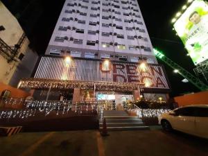马尼拉Hassle Free Check In and Out With Unli WiFi Netflix的一座大型建筑,前面有圣诞灯 更多7张照片
