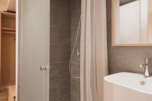 Brocco e Posta Lodge في سان برناردينو: حمام مع دش مع حوض ومرحاض