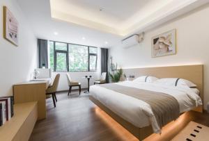 En eller flere senger på et rom på Weisu Service Apartment - Shenzhen Songpingshan Science and Technology Park Store