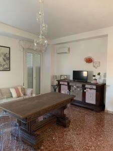 a living room with a table and a couch at Appartamenti di Casa VerbaVolant in Syracuse