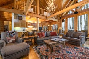 salon z kanapami i stołem w obiekcie Snowdrift Cabin by AvantStay Breathtaking Home w Prime Ski Access Hot Tub w mieście Telluride