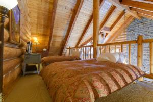 sypialnia z dużym łóżkiem w kabinie w obiekcie Snowdrift Cabin by AvantStay Breathtaking Home w Prime Ski Access Hot Tub w mieście Telluride