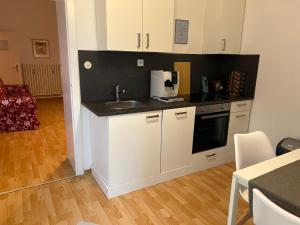 eine Küche mit einer Spüle und einer Arbeitsplatte in der Unterkunft Casa Estrella in Duisburg