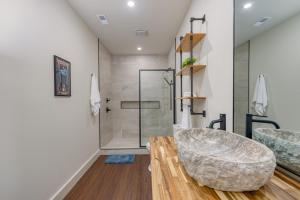 ein Badezimmer mit einem großen Marmorwaschbecken und einer Dusche in der Unterkunft Dark Horse by AvantStay Hot Tub Balcony Views in Sevierville