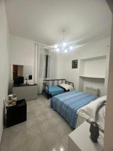een slaapkamer met een bed en een televisie. bij Camere Andrea in La Spezia