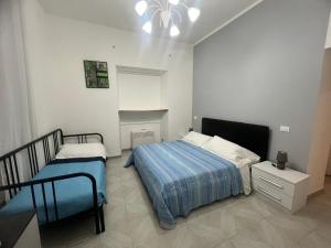 een slaapkamer met een bed en een nachtkastje en een bed sidx sidx sidx sidx bij Camere Andrea in La Spezia