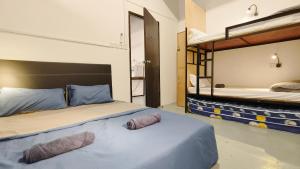 una camera con letto e letti a castello di Warisan Homestay 18pax Kota Kinabalu a Kota Kinabalu