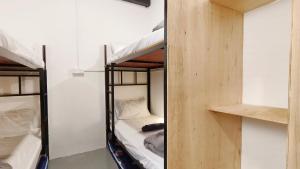 Letto o letti a castello in una camera di Warisan Homestay 18pax Kota Kinabalu