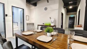 una sala da pranzo con tavolo e sedie in legno di Warisan Homestay 18pax Kota Kinabalu a Kota Kinabalu