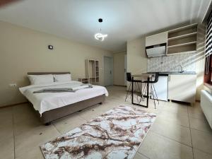 um quarto com uma cama e uma mesa em BROWN em Ancara