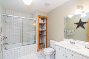 y baño con ducha, aseo y lavamanos. en Wapiti Mountain Escape by AvantStay Commanding Views Incredible Home w Hot Tub en Telluride