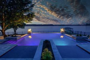 una piscina con vistas al agua en Azalea Retreat - The Cottage by AvantStay Pool, en Lake Norman of Catawba