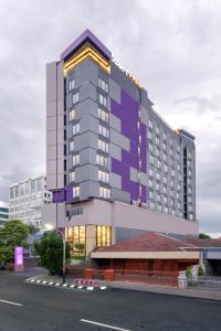 三寶壟的住宿－Quest Hotel Prime Pemuda - Semarang， ⁇ 染街道的高楼