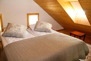 sypialnia z dużym łóżkiem na poddaszu w obiekcie Mys Chalet w mieście Jaun