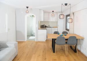 uma cozinha e sala de jantar com mesa e cadeiras em Sundroina holiday flat for two people Lenzerheide centre em Lenzerheide