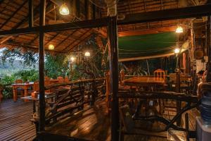 Restaurace v ubytování Tha Khao Bay View Bungalow