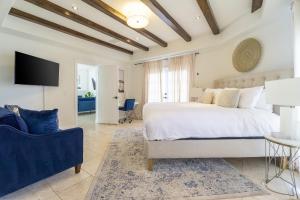 a bedroom with a large bed and a tv at Opal by AvantStay Central Scottsdale Luxe Home in Scottsdale